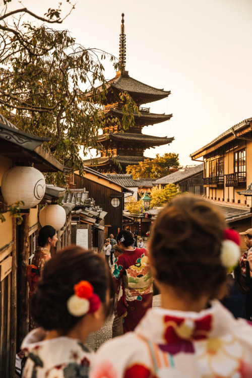 Sunday 22nd October 2017. 16:15 Kyoto Japan.After a short visit to Gion I cycled further down the ri