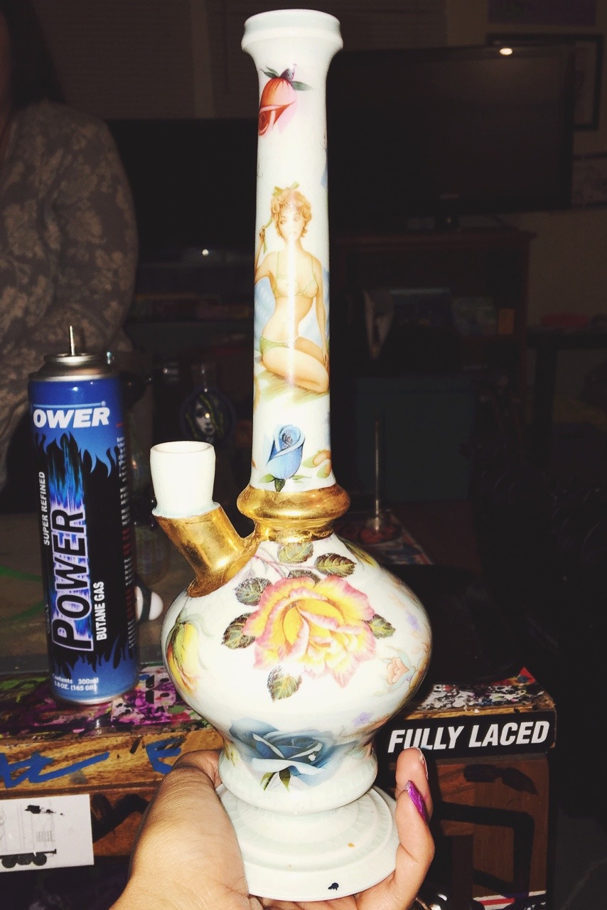 veeveeganja:  @samanthaisadora4 ’s dcn porcelain bong