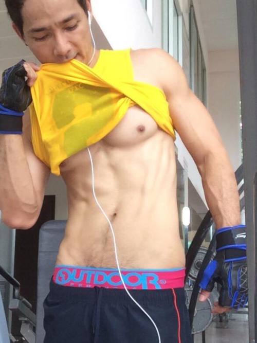 asianhunk-pecs-nips-asses:  His delicious nipples inform him to keep flirting!