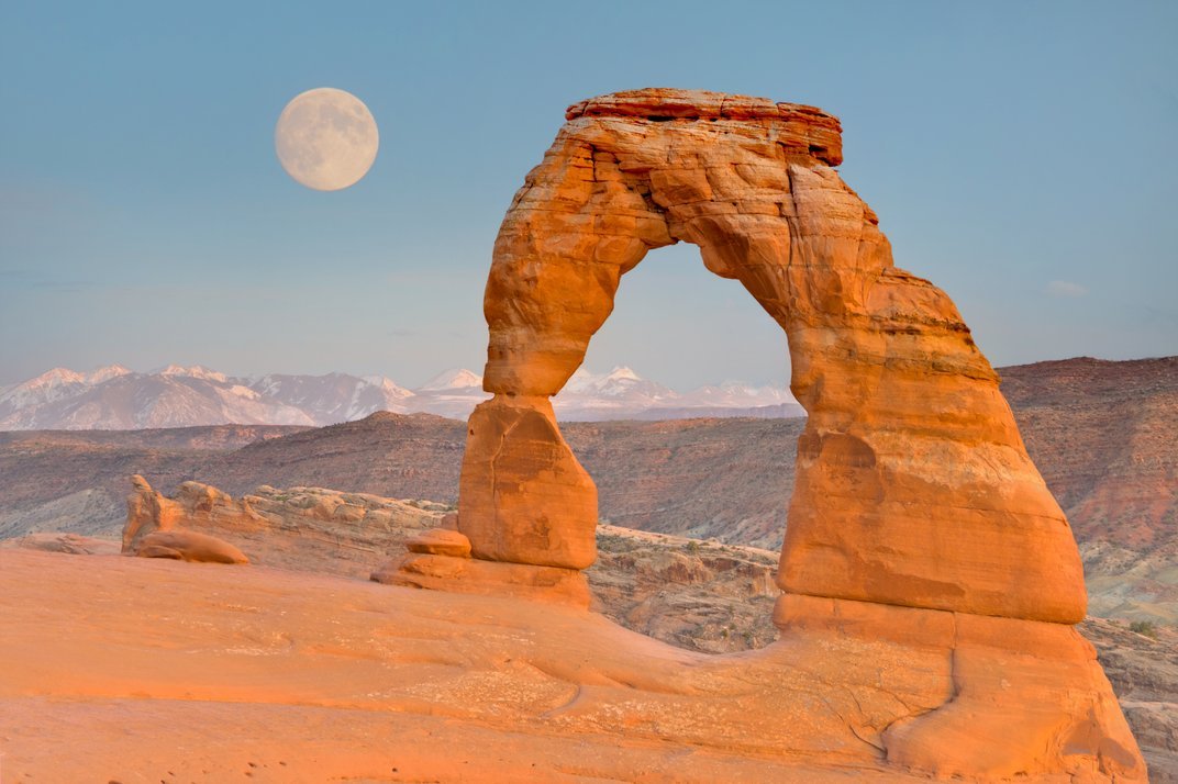 cruelings:  earthporn-org:  Delicate Arch, north of Moab, Utah  by Monica Saaty 