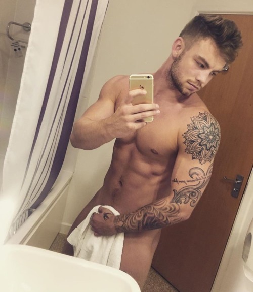 amazingmalenudity:Dustin McNeer