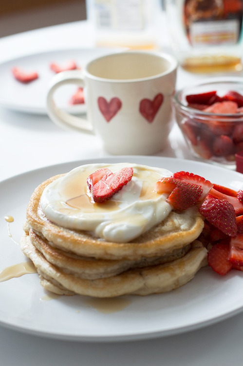 vtasty:  vTasty- Visually Tasty Food Blog Strawberry Pancakes via Tumblr