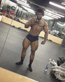 muscleforce2500:  He’s only 5'2…..but