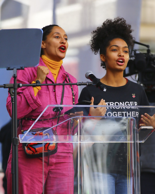 Tracee Ellis Ross and Yara Shahidi speak for approximately 750.000 people during the Women&rsquo;s M