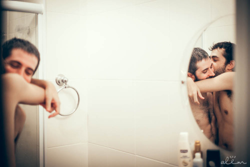 alemdoafeto:  “Partes tão íntimas de nós. Dividir. Estar ao lado, junto, sobre, misturado. Espelhar-se, e ver através do reflexo a melhor parte de mim. Ele. Eu. Sorriso quando e sempre. Sorrir quando e ainda que visto pelo olhar terceiro. Despir-se