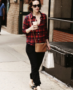 fuckyeah-sarahpaulson:  Sarah Paulson, Out and About in New York City — May 21, 2014  My girlfriend