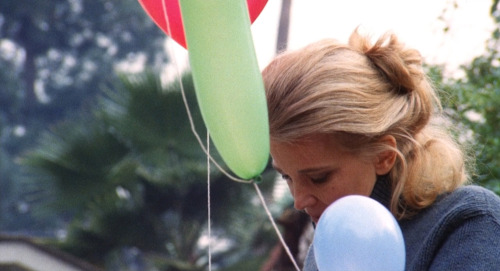 Hints of warm colours amongst cold in A Woman Under the Influence (1974)dir. John Cassavetes / 