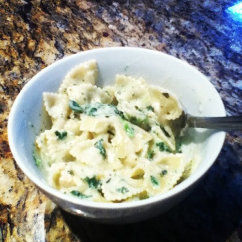 Dinner time! Chicken and spinach farfalle pasta #cooking #dinner #getonmylevel #yum #saucy #delicio