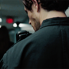 stitchersfreeform: duelipa: cameron as a guard [3x01] had to reblog this