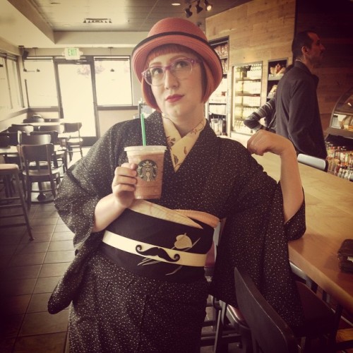 strawberrykimono: No #kimono day is complete without #Starbucks! #StrawberryKimono #kitsuke #着物 #ким