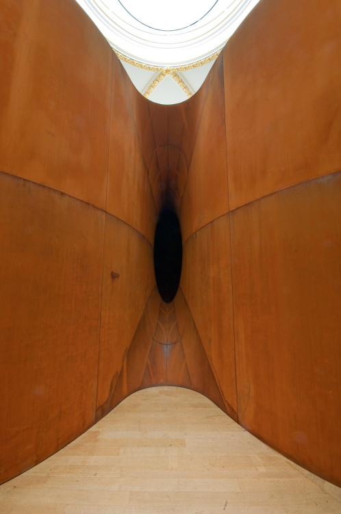 gebranntgebrannt:  mentaltimetraveller:Anish Kapoor,Hive, 2009.Corten steel. 560 x 1,007 x 755 cm. Lisson Gallery, London, and Gladstone Gallery, New York. installed at the Royal Academy of Arts, London, 2009   