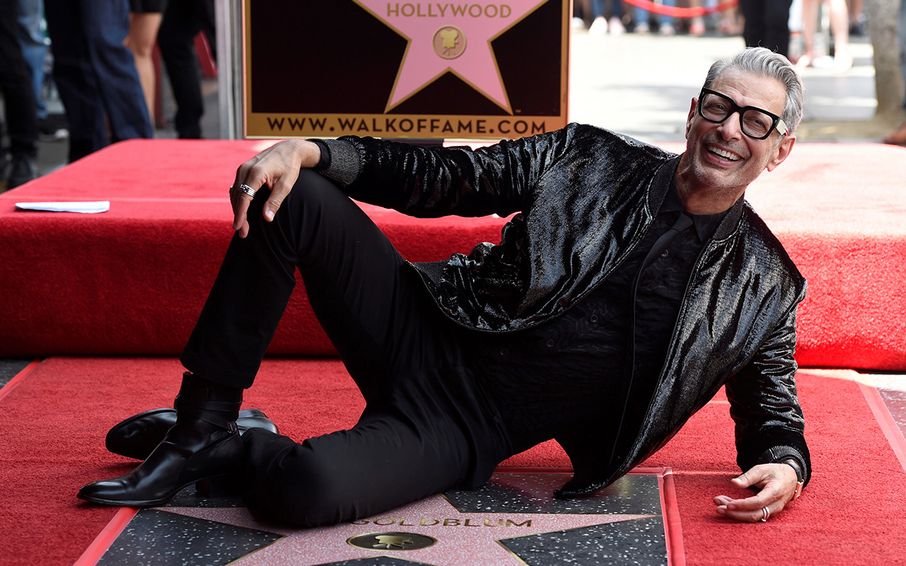 JEFF GOLDBLUM TIENE SU ESTRELLA. El actor de conocido por sus papeles en “La mosca”, “Día de la Independencia” y “Parque Jurásico”, aparece en el escenario durante una ceremonia que lo honra con una estrella en el Paseo de la Fama de Hollywood....