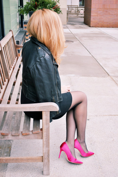 amberprettylez:Pretty Wow! I ❤️ her sexy beautiful legs in high heels and shiny black stockings, an