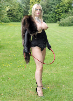 slutsissy69: I would glDly love to have her whip me anytime 