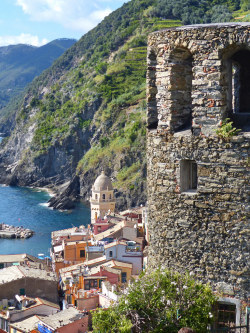 travel-lusting:  Vernazza, Liguria, Italy (by   Peter) 