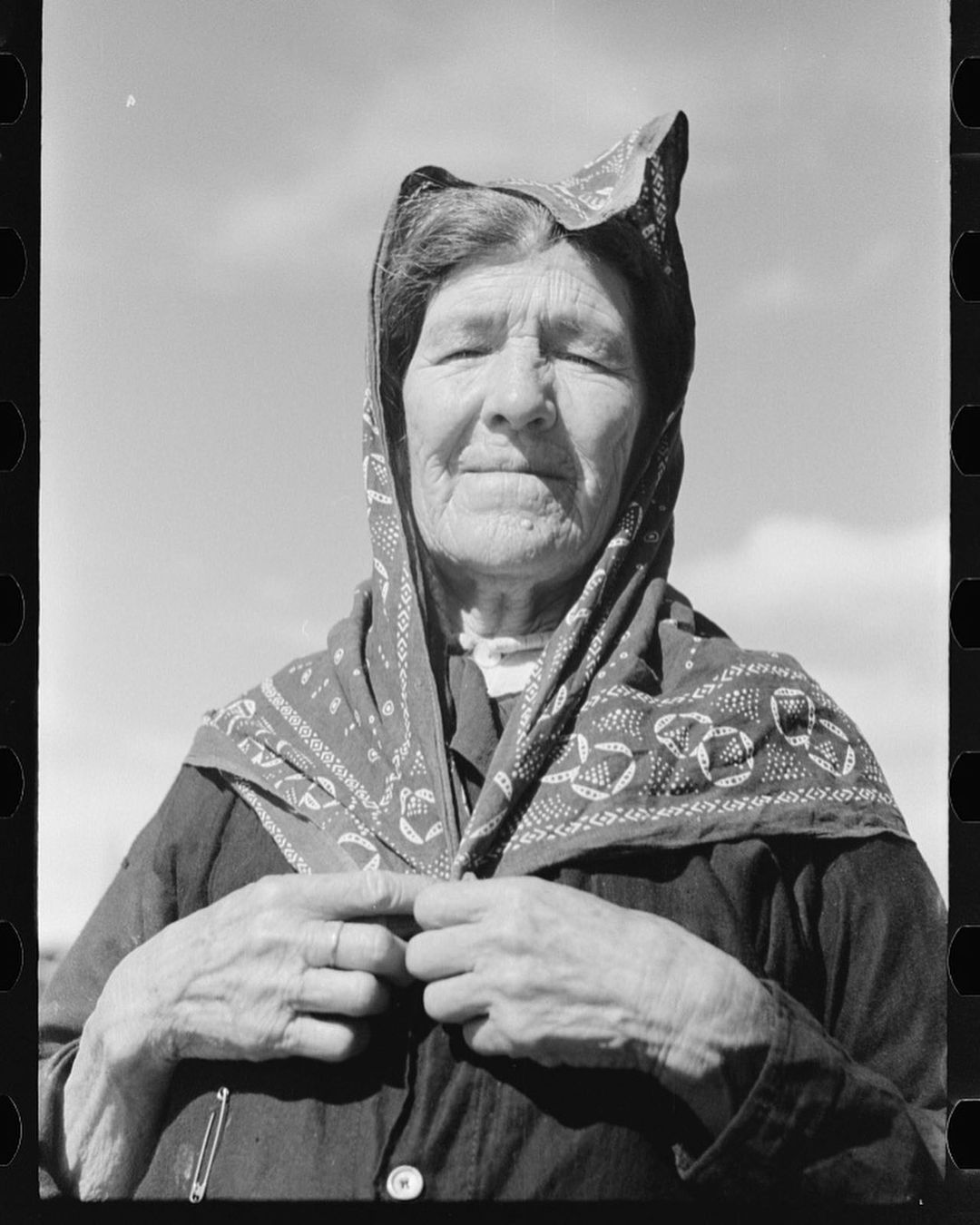 Woman wearing an indigo bandana as a head scarf, Taos County, New Mexico. Russell Lee, Sept 1939
#vintagebandana #indigo #trunkup #elephant #vintagedenim #bandana #vintageworkwear (at Taos County, New...