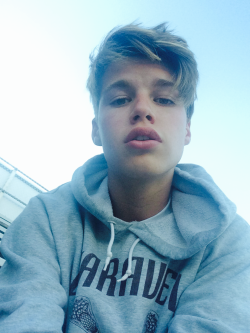 boyrevoir:  follow for more cute boys ♡ (and feel free to submit) ♡