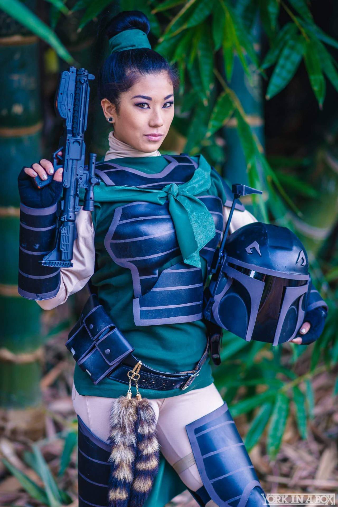 cosplayblog:  Fa Mulan (in Star Wars inspired armor) from Mulan / Star Wars   Cosplayer: