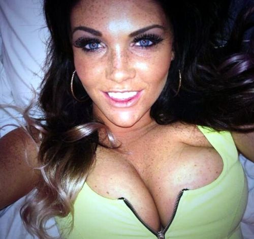 emma-leigh-xxx:  Heyyyyy freckles and big boobs !! That’s me !!!