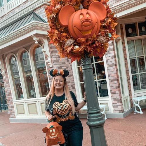 Things I’m thankful for: pumpkins + Mickey Mouse  • • Who is your favorite @disney c