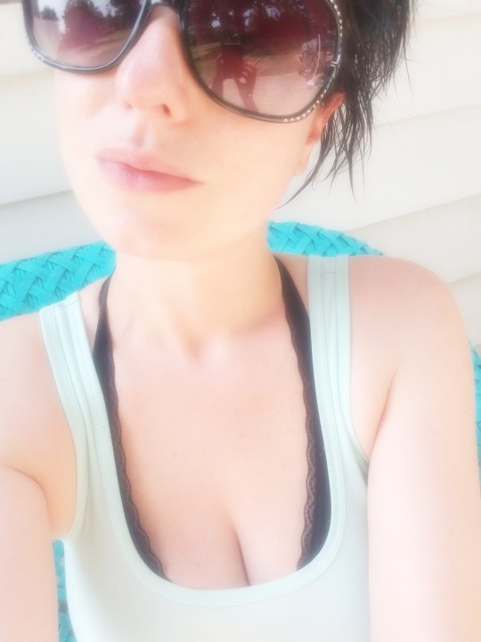 missmelonee:  I’m so pale 😂😂