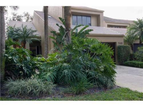 Post #1671989 house for sale - 726 Saint Albans Drive, Boca Raton, Fla.The exterior of this house sh