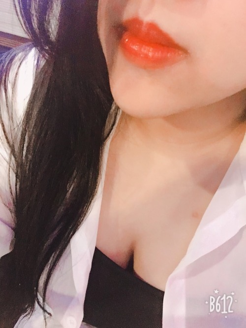 penguin7272: 吃飽了，感謝今天陪我吃宵夜的湯友☺️ 也陪我聊天談心讓我釋懷很多 今天就這樣渾渾噩噩的度過一天了 其實我以前很沒自信的，完全不敢照鏡子， 看到鏡子會閃會躲會怕， 可是最近開始