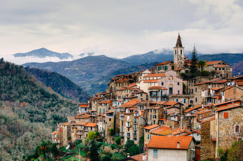 mostlyitaly:   Apricale (Liguria, Italy) by Alex Polli