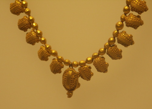 NecklaceGold, L 33 cmImereti, VaniMuseum of GeorgiaPeriod 5th century B.C.Pictures are mine, descrip