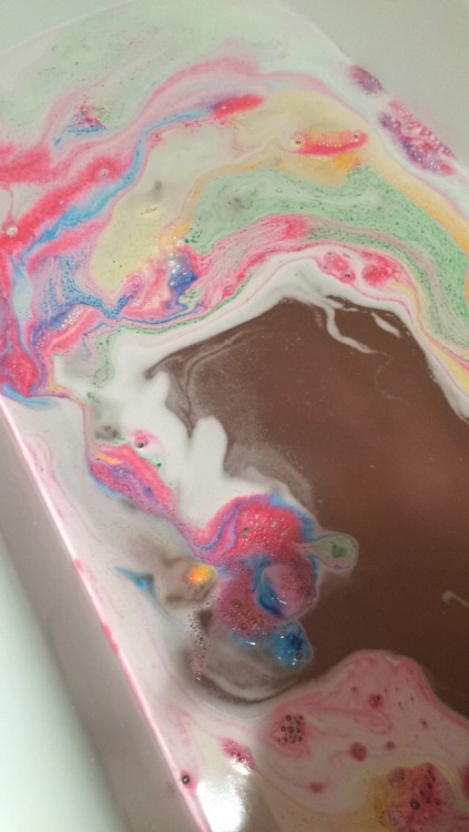 yes-its-a-lush-thing:  const—ellations:  lush bath bombs 💗