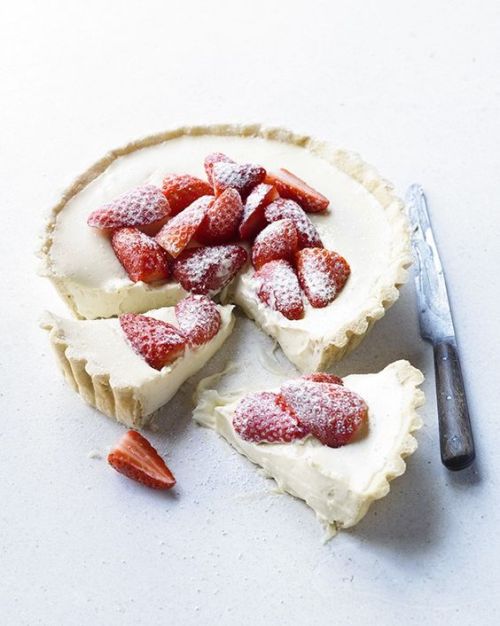 White chocolate and strawberry tart