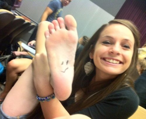 cheeseyfootsniffer:teenfeetworship:Awesome Facebook Find (Sole)Wonder if she knows she’s on Tumblr &