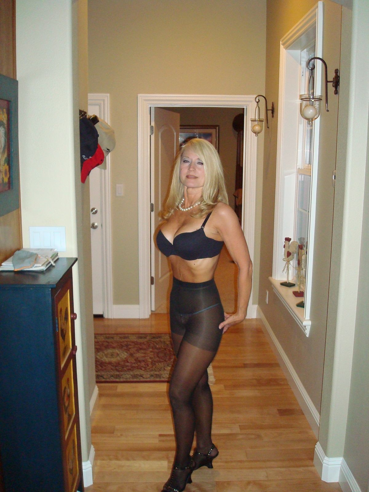 olderhotties:  Are you aware that there are only 3 weeks left until Valentine’s