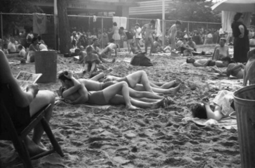 coffeedirt:Couple kisses on the Coney Island beach, 1950s.