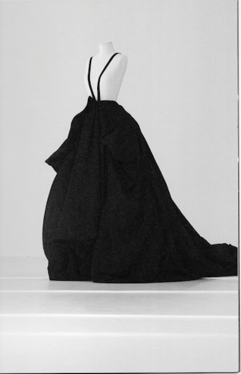 commedescomplet:  Yohji Yamamoto FW 1995 long evening dress in black silk - via 