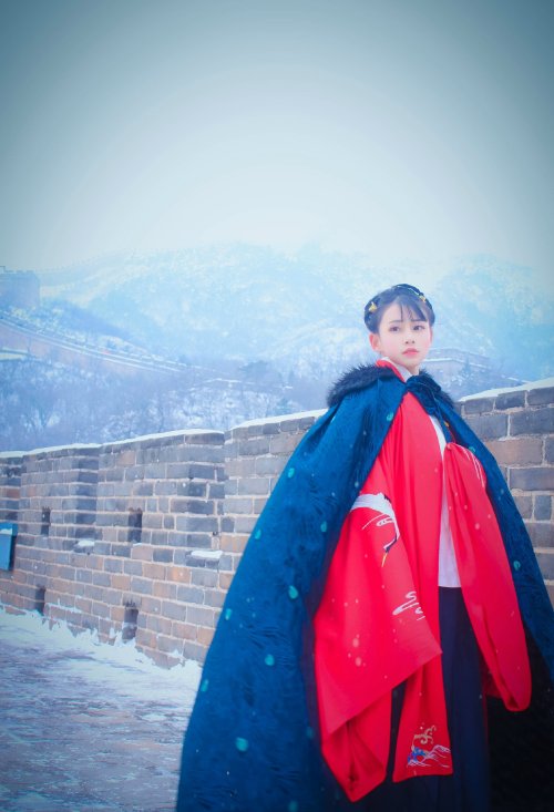 ziseviolet: 雨雪瀌瀌，宴然聿消。莫肯下隧，式居屡骄。 Traditional Chinese Hanfu photography at the Great Wall of China, 