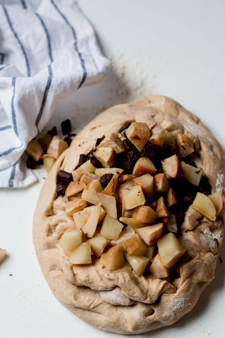 sweetoothgirl: PEAR &amp; CHOCOLATE HOT CROSS BUNS