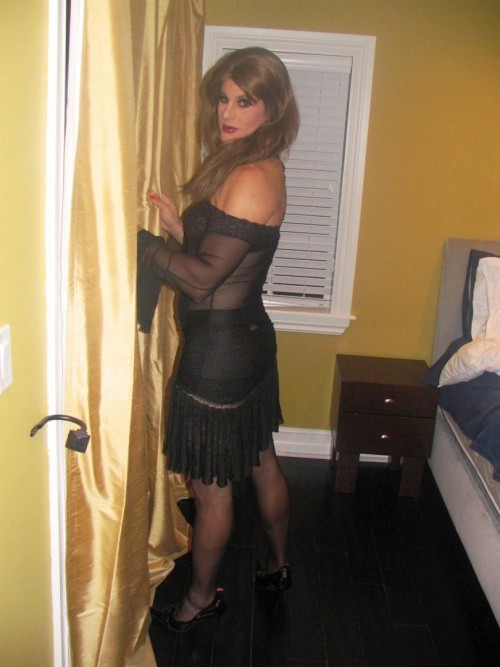 pee000001:  xdressing-erotica:  CrossDressers  Mmmm okay, und jetzt leg dich schön aufs Bett.