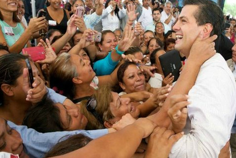 alexandrave:  De verdad que sí existe la posibilidad de que ese pendejo sea presidente