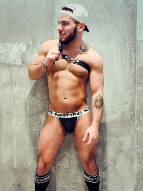 otterboy90:  underwearnewsbriefs:  Nasty Pig  armyotter let’s dress like him