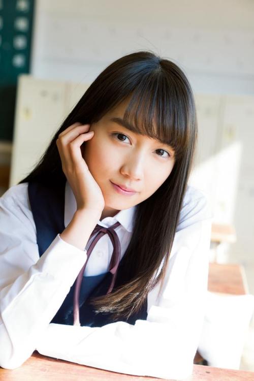 hidemarotgs:  黒木ひかり、特別な制服に興奮「変なダンスをした記憶が…」 公式Instagram www.instagram.com/kuroki_hikar