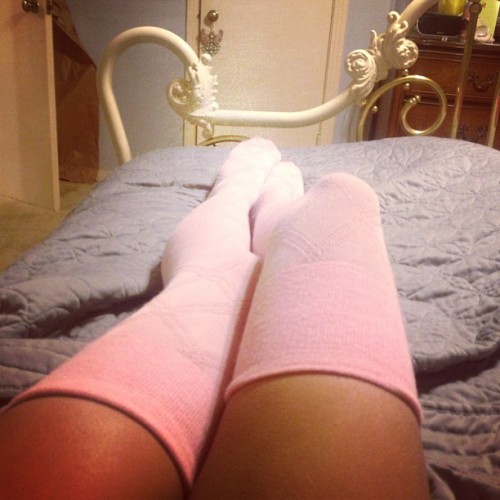meowwrachel:My name’s Rachel and I’m addicted to long socks.. #socks #longlegs #sowarm