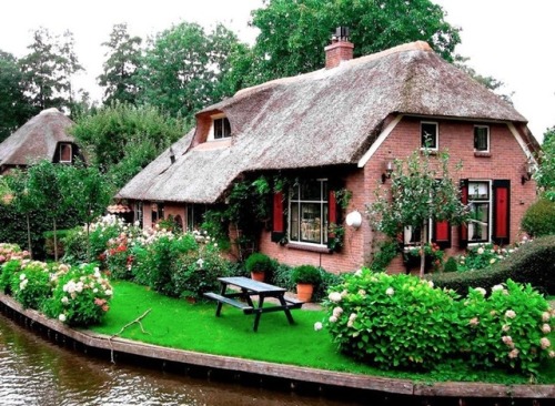 floralls: Giethoorn Netherlands: A Magical Town with No Roads