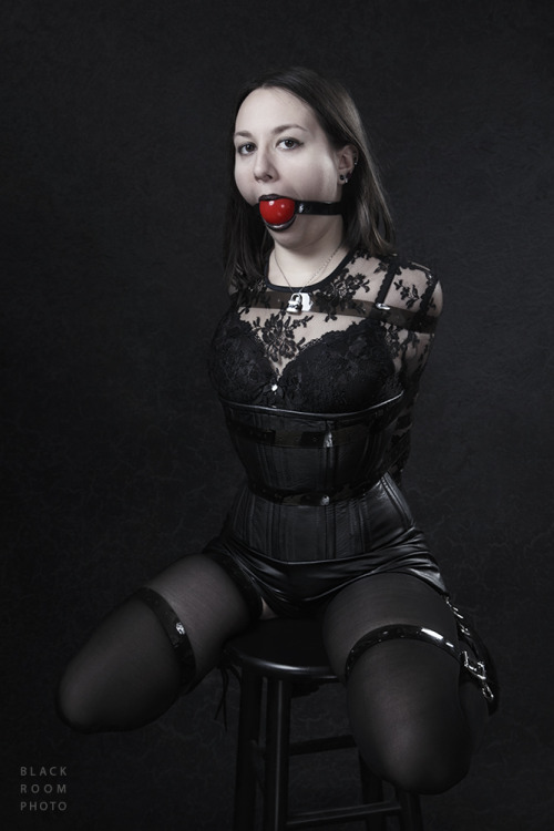 grosslyabnormal: Raven Roses by BlackRoomPhoto