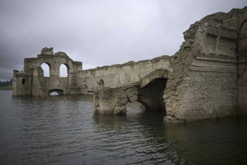 itscolossal:A Drought in Mexico Uncovers a 400-Year-Old Colonial Church in the Middle of Reservoir /