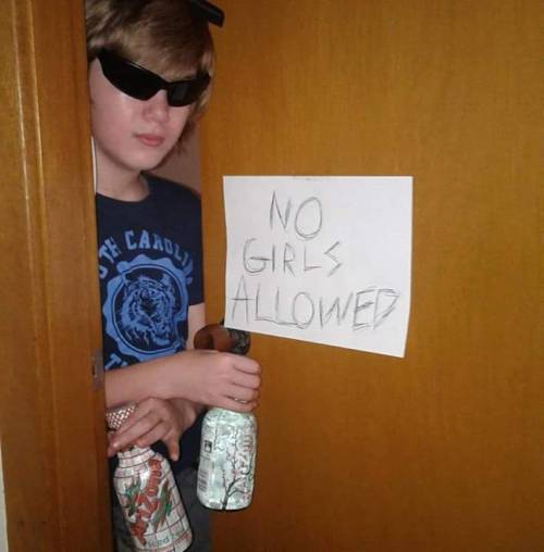 vdivdivdi: holy shit is he powerstancing those arizona iced teas 