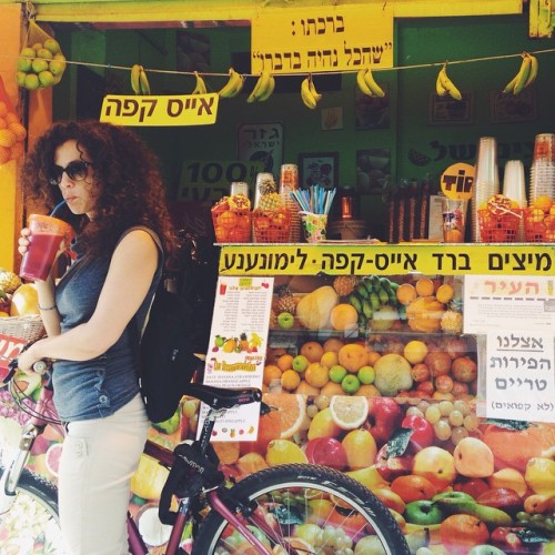 Naomi and the juice @naomishaf #juice #fruit #instadaily #instatravel #instafood #healthy #telaviv #