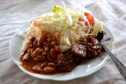 quelowat:  Comida de las 12. Metan cuchara:Carne de res, arroz con habichuelas Photo by Remo Fucking beautiful!  Drooling!!!