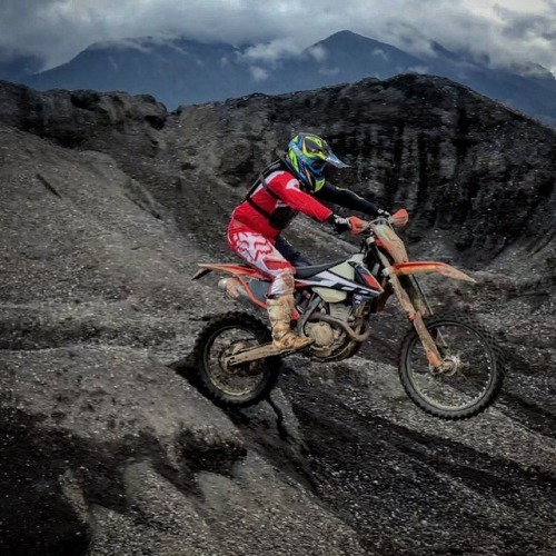 dirtbikefreax:  #endurodays are #fundays 💪😁 #endurodreamland #alloutendurounion #xgrip #enduro #motocross #dirtbikefreax #enduroaustria @dirtbike_freax 😎💪 #sixpackmetallracingteam #dirtlove #hardenduro #endurox #endurocross #dirtlove #dirtbikelife