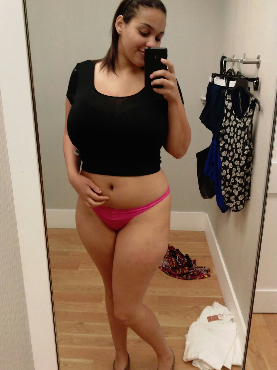 bewbieblog:  Look at that pretty smile and those curves! jujube-86 is wonderful. 